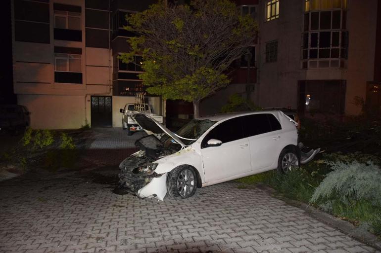Otomobilin kaldırımda yürüyen öğretmene çarptığı kaza anı kamerada