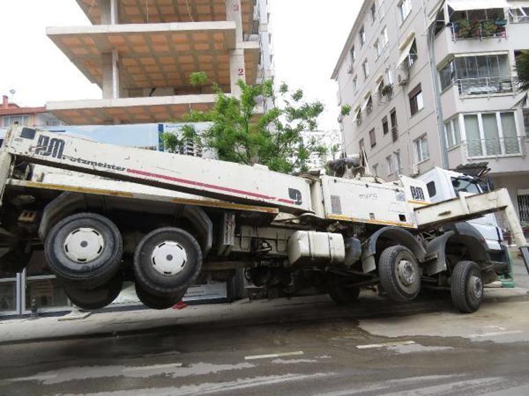 Kadıköyde yol çöktü, beton dökme pompası yan yattı