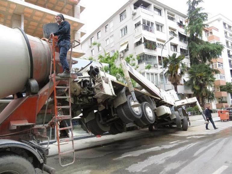 Kadıköyde yol çöktü, beton dökme pompası yan yattı