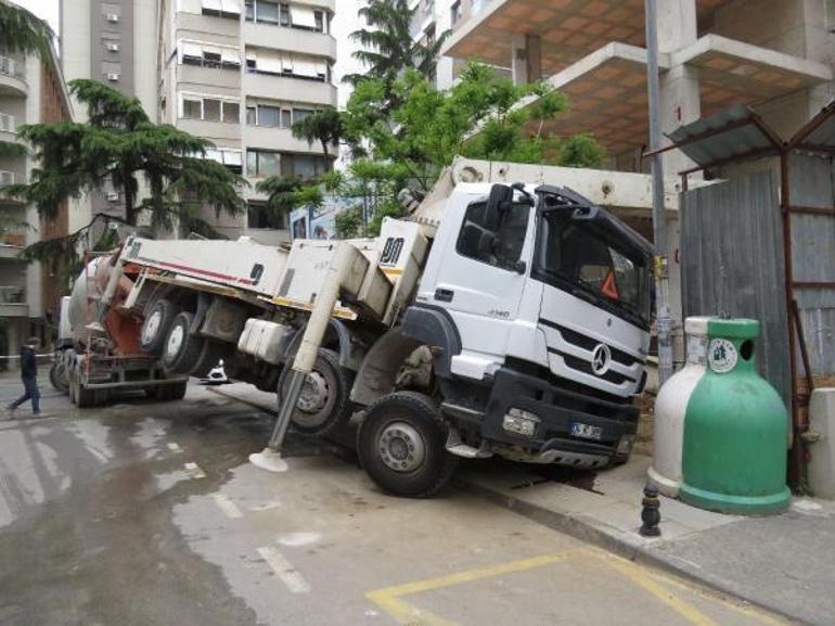 Kadıköyde yol çöktü, beton dökme pompası yan yattı