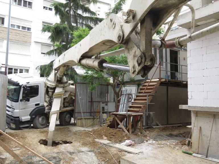 Kadıköyde yol çöktü, beton dökme pompası yan yattı