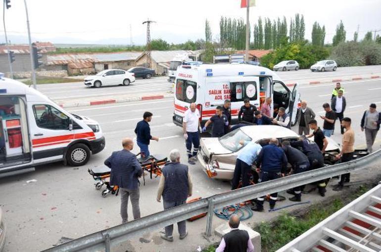 Karamanda iki otomobil çarpıştı: 1 ölü, 7 yaralı