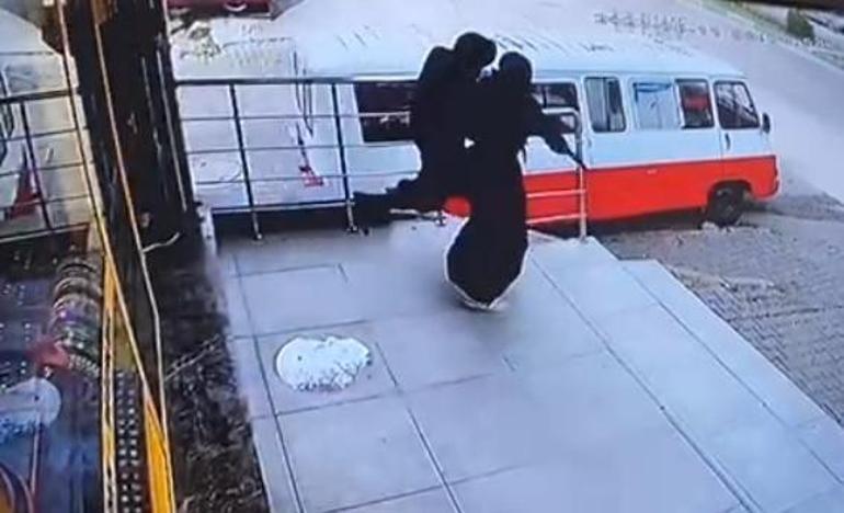 Çarşaflı 3 erkeğin kuyumcu soygunu girişimi kamerada