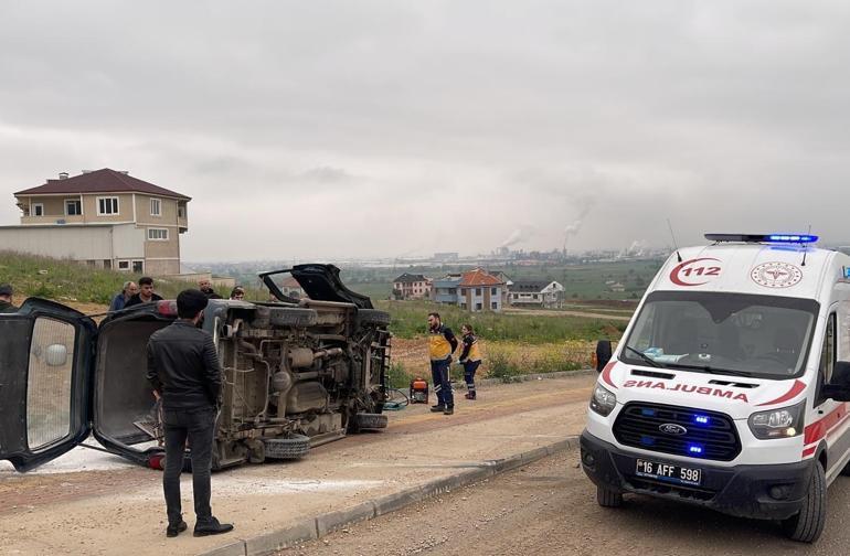 Savrulan minibüs yan yatarak durdu, 1’i çocuk 3 kişi yaralandı