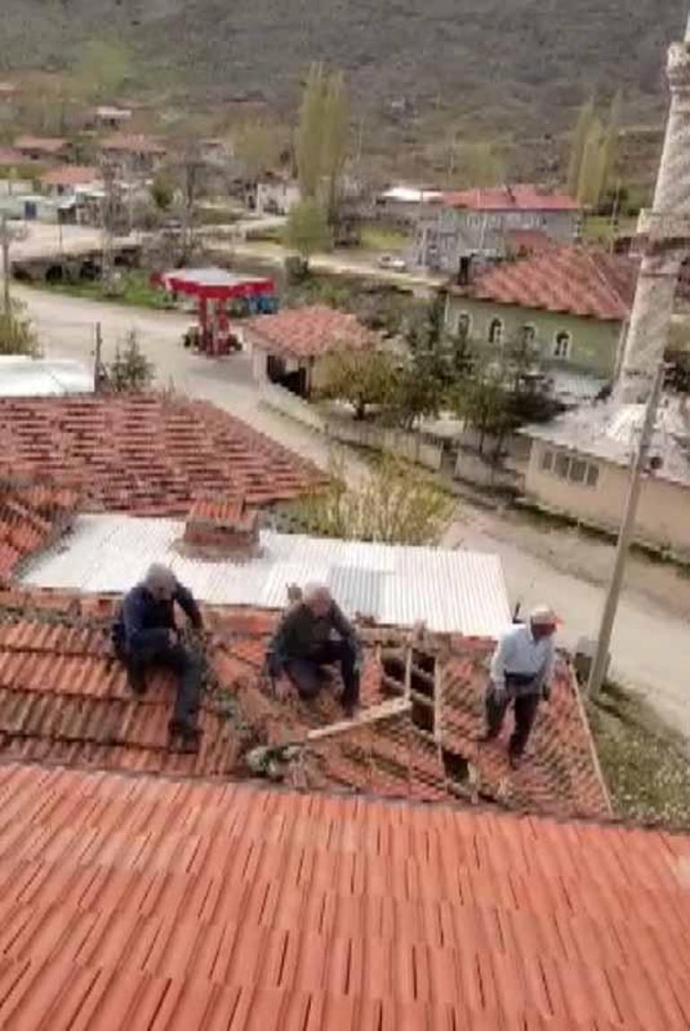 Çatıya çıkan inek imece usulü kurtarıldı