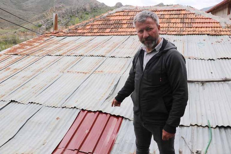 Çatıya çıkan inek imece usulü kurtarıldı