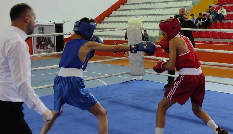 Torununun boks maçını izlemek için tekerlekli sandalye ile salona geldi