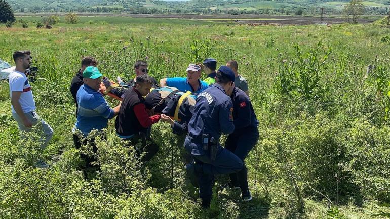 Tarlaya devrilen araçtaki 6 kişi yaralandı