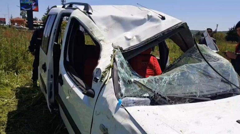 Tarlaya devrilen araçtaki 6 kişi yaralandı