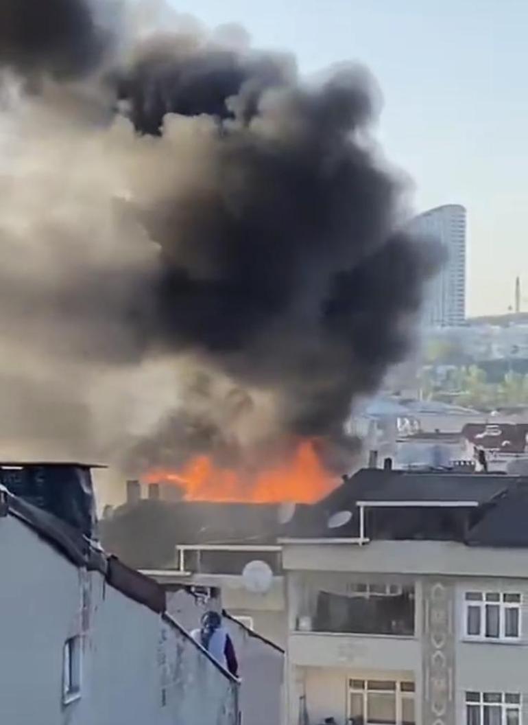 Bağcılarda çatı katında çıkan yangına vatandaşlar kovalarla müdahale etti