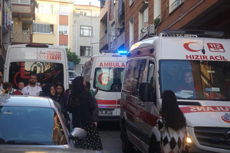 Bağcılarda çatı katında çıkan yangına vatandaşlar kovalarla müdahale etti