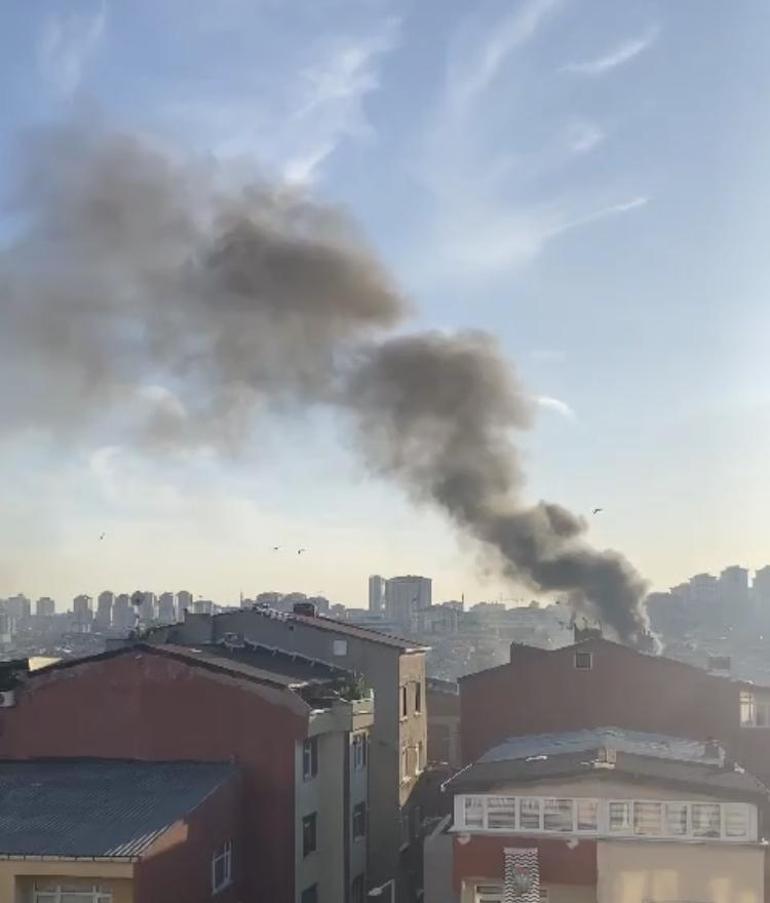 Bağcılarda çatı katında çıkan yangına vatandaşlar kovalarla müdahale etti