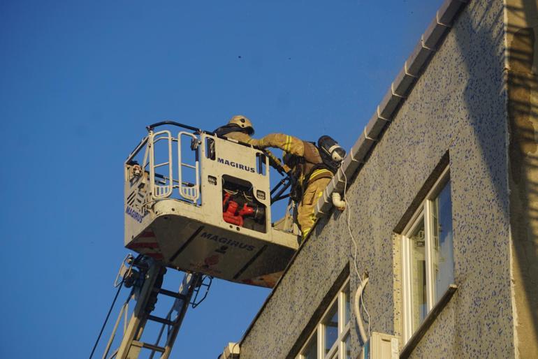 Bağcılarda çatı katında çıkan yangına vatandaşlar kovalarla müdahale etti