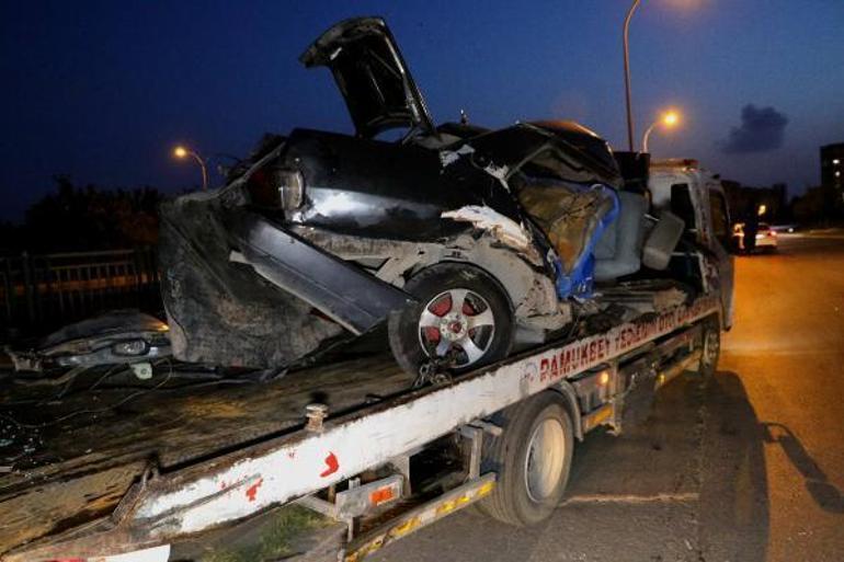 Aydınlatma direğine çarpan otomobil ikiye bölündü, sürücü öldü