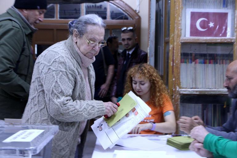 İstanbulda 30 bin 803 sandıkta oy verme işlemi başladı