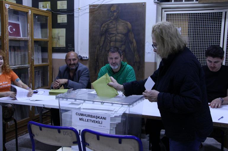 İstanbulda 30 bin 803 sandıkta oy verme işlemi başladı