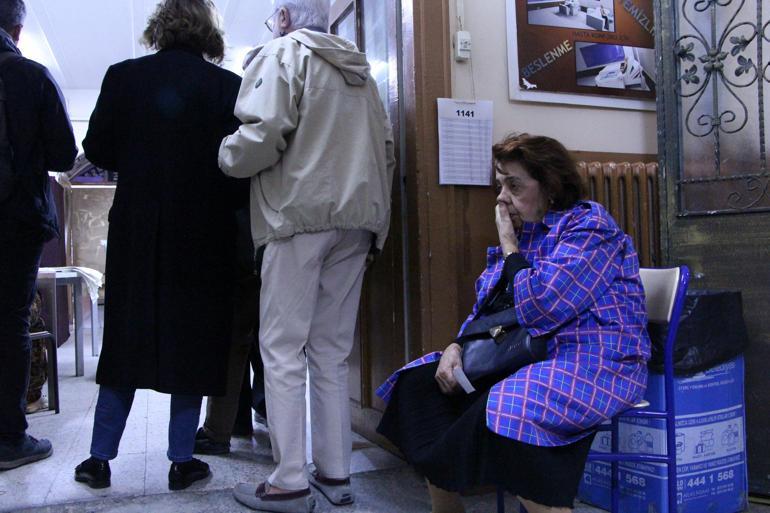 İstanbulda 30 bin 803 sandıkta oy verme işlemi başladı