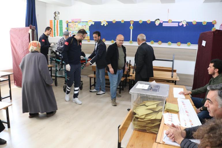 Eskişehir’de oy verme işlemi başladı; sedye ile getirildi