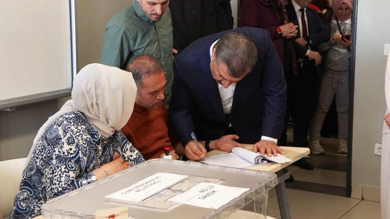 Sağlık Bakanı Fahrettin Koca oyunu Üsküdarda kullandı