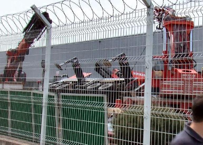 Bursada fabrika bahçesindeki vinç devrildi: 1 ölü, 2 yaralı