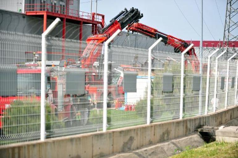 Bursada fabrika bahçesindeki vinç devrildi: 1 ölü, 2 yaralı