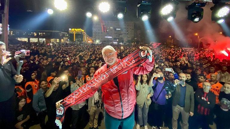 Çorum FKda yönetim ve futbolcular üstü açık otobüsle şehir turu attı