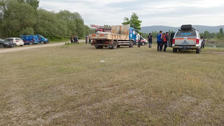 Bilecikte otomobil göle uçtu: 3 ölü, 2 yaralı