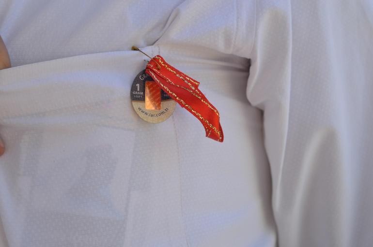 Mardin’de sezonun ilk arpa hasadı yapıldı, çiftçiye altın hediye edildi