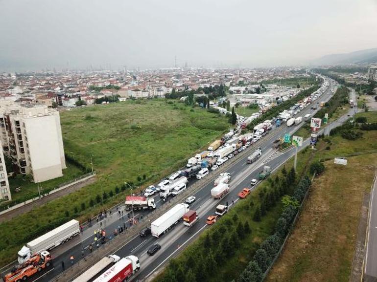 TEMde kamyon devrildi; Ankara yönü ulaşıma kapandı