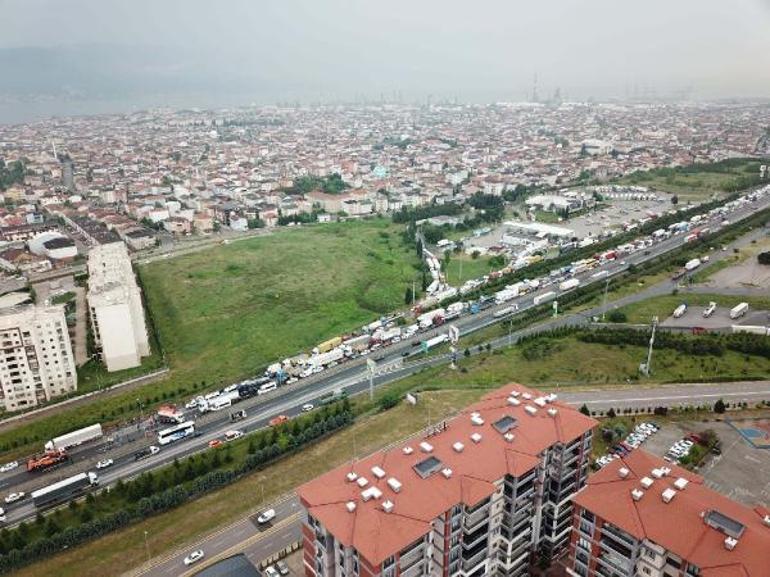 TEMde kamyon devrildi; Ankara yönü ulaşıma kapandı