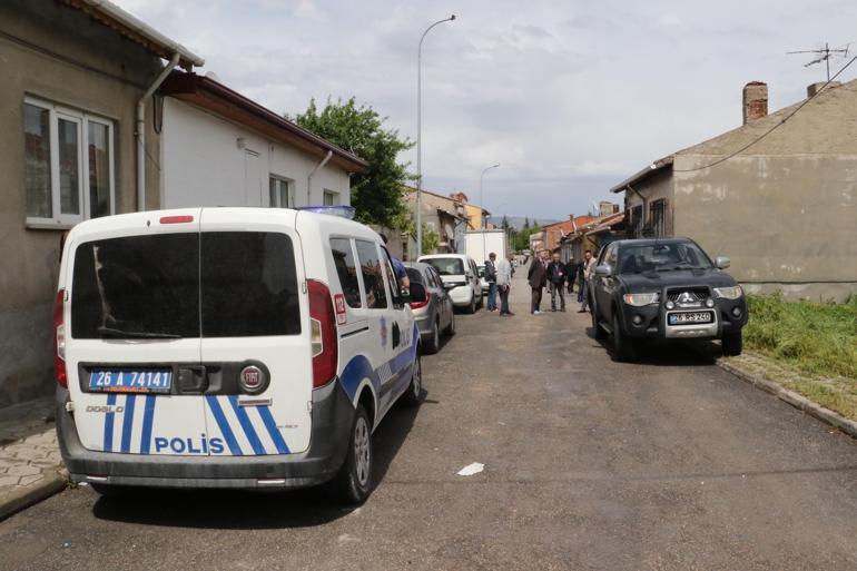 Eskişehirde yıldırım düştü; 1 araç ile 100 evin elektrik tesisatı zarar gördü