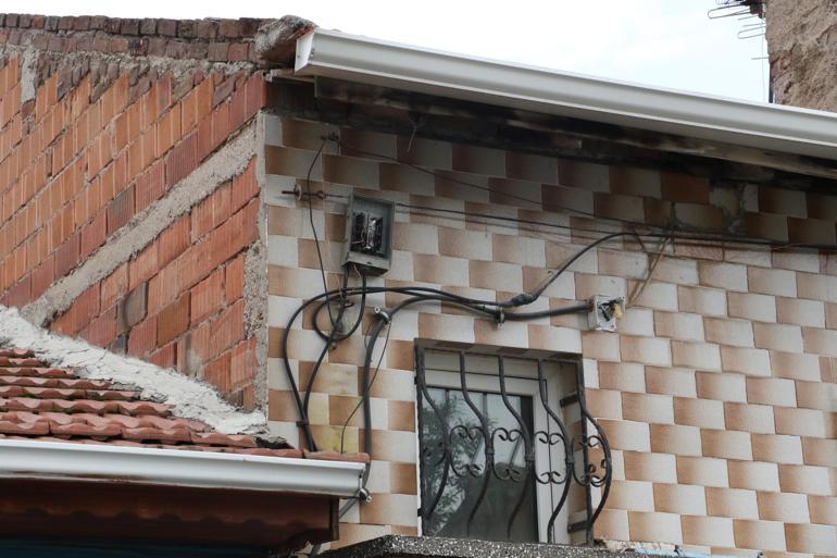 Eskişehirde yıldırım düştü; 1 araç ile 100 evin elektrik tesisatı zarar gördü