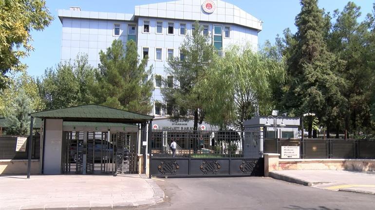 8 yıl ceza aldı, adliye koridorunda yakınlarıyla hakime saldırdı