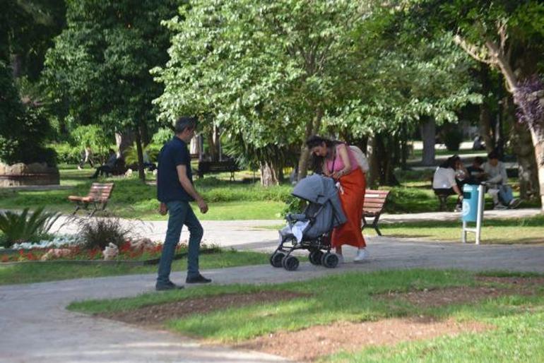 Adanada sıcaklık 37 dereceyi buldu; parklar doldu