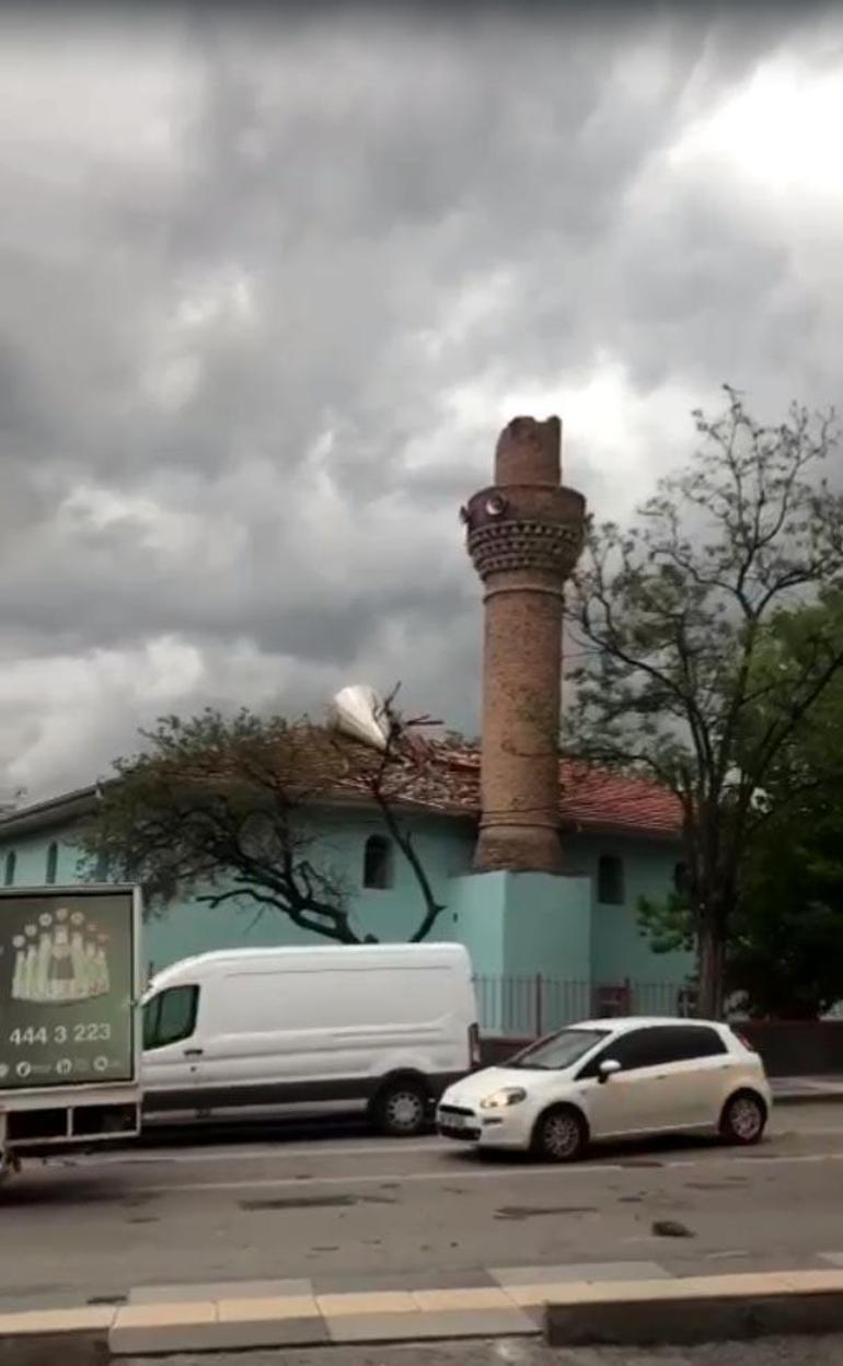 Ankarada kuvvetli rüzgar; ağaçlar devrildi, çatılar uçtu