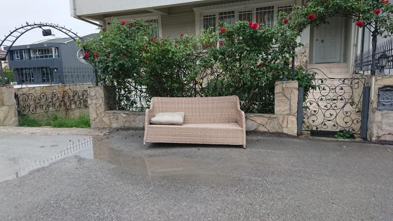 Ankarada kuvvetli rüzgar; ağaçlar devrildi, çatılar uçtu