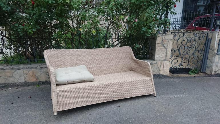 Ankarada kuvvetli rüzgar; ağaçlar devrildi, çatılar uçtu