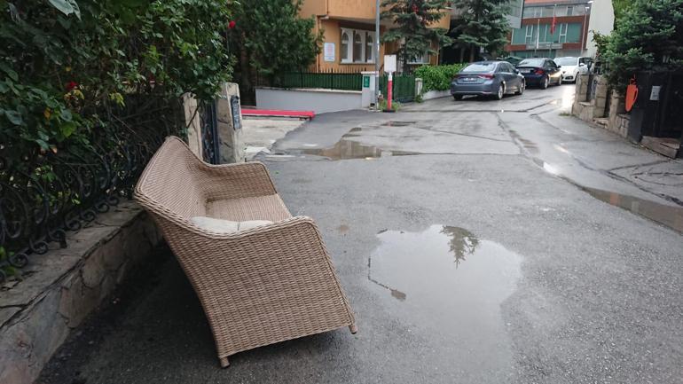 Ankarada kuvvetli rüzgar; ağaçlar devrildi, çatılar uçtu