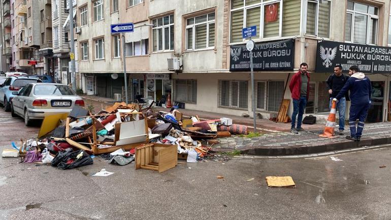 Ölen babasının eşyalarını dışarı bıraktı, cadde çöplüğü andırdı