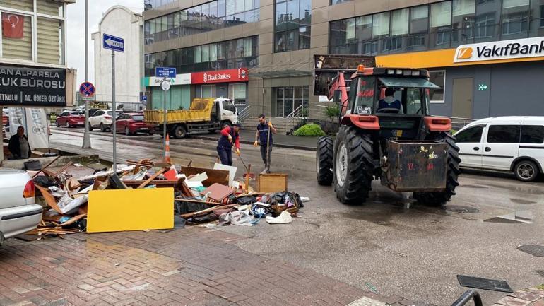 Ölen babasının eşyalarını dışarı bıraktı, cadde çöplüğü andırdı