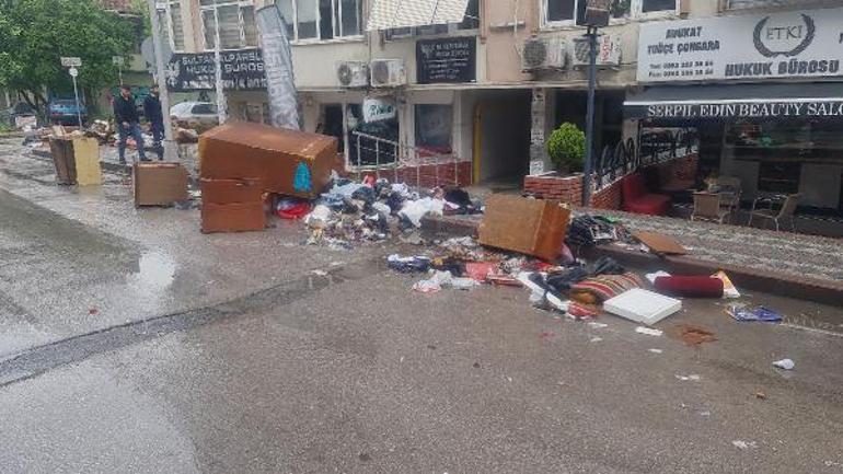 Ölen babasının eşyalarını dışarı bıraktı, cadde çöplüğü andırdı