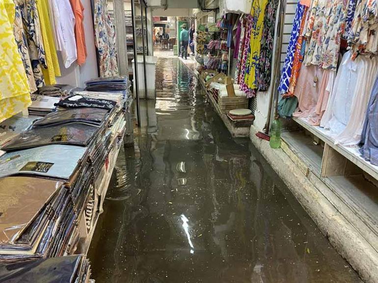 İzmirde sağanak; Tarihi Kemeraltı Çarşısında iş yerlerini su bastı