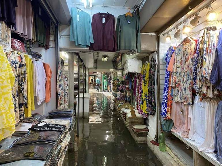 İzmirde sağanak; Tarihi Kemeraltı Çarşısında iş yerlerini su bastı