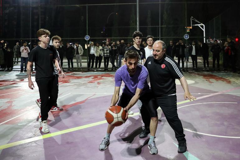 Bakan Varank, gençlerle basketbol oynadı