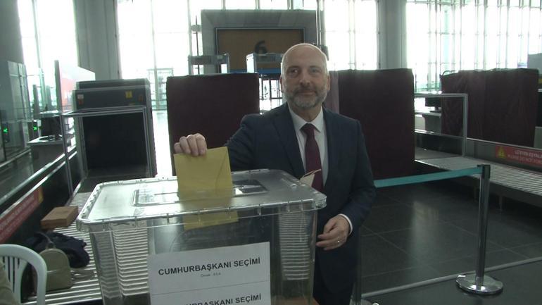 AK Partiden milletvekili seçilen Üçüncü ve Sırakaya havalimanında oy kullandı