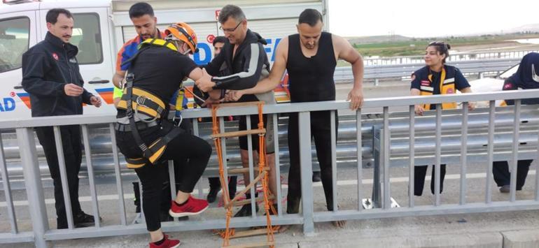 Baraj kapaklarının açılmasıyla mahsur kalan 25 piknikçiyi ekipler kurtardı