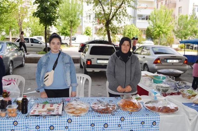 Depremzede eltiler, Aksarayda Hatayın yöresel yemeklerini yapıp satıyor