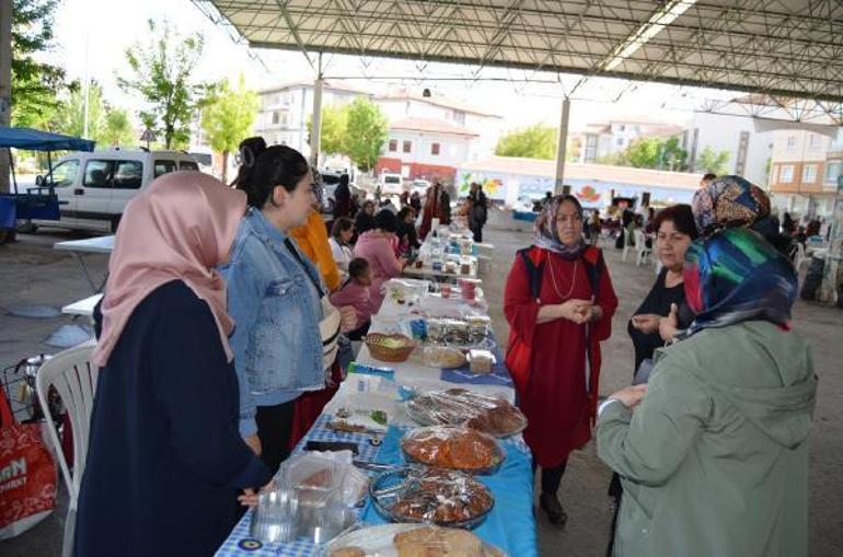 Depremzede eltiler, Aksarayda Hatayın yöresel yemeklerini yapıp satıyor