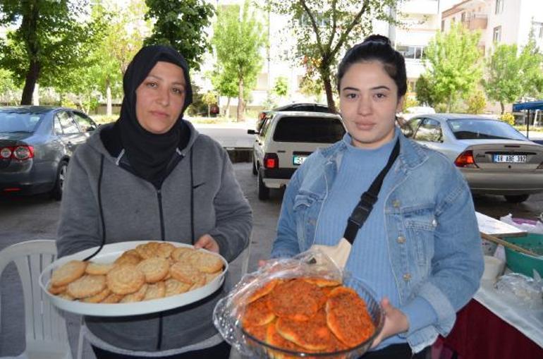 Depremzede eltiler, Aksarayda Hatayın yöresel yemeklerini yapıp satıyor