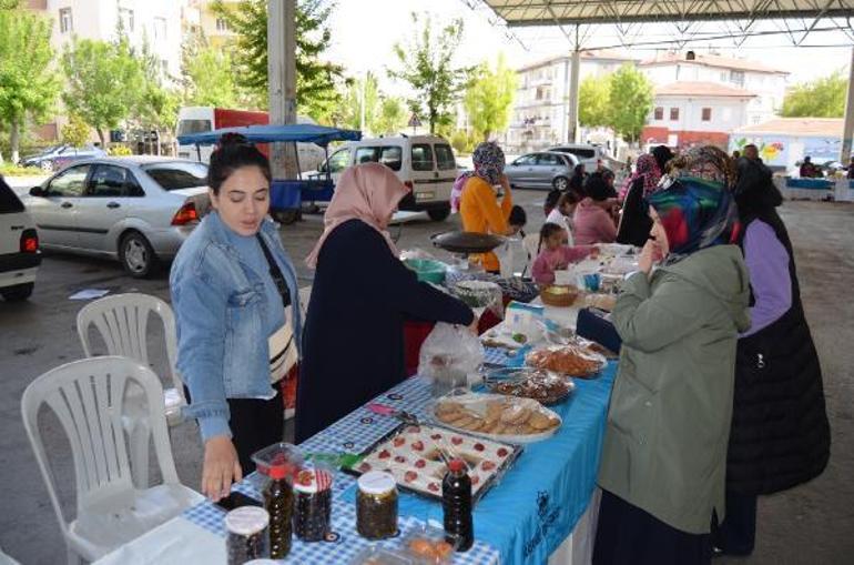 Depremzede eltiler, Aksarayda Hatayın yöresel yemeklerini yapıp satıyor